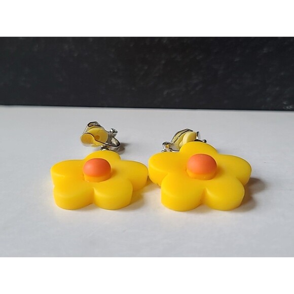 Daisy Flower Shaped Plastic Dangling Clip-on Earrings Vintage Costume Jewelry - Picture 6 of 10